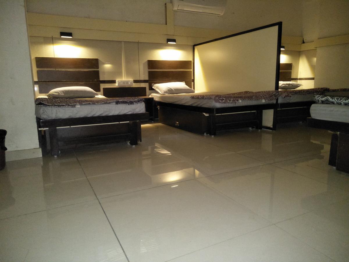 Night Halt Dormitory Ahmedabad Esterno foto