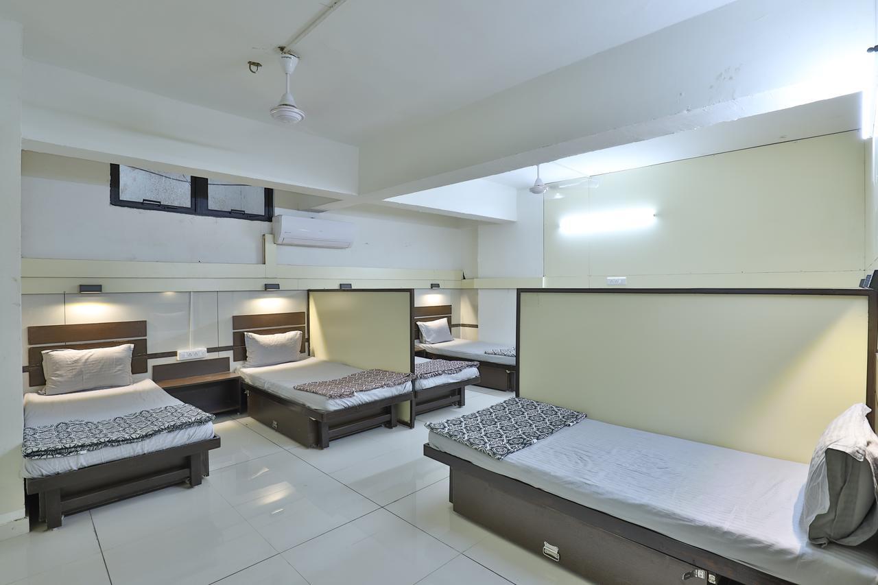 Night Halt Dormitory Ahmedabad Esterno foto