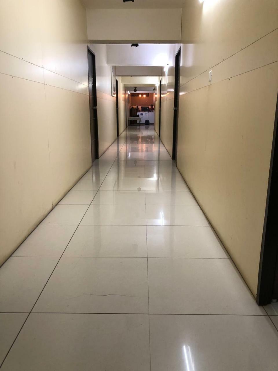 Night Halt Dormitory Ahmedabad Esterno foto